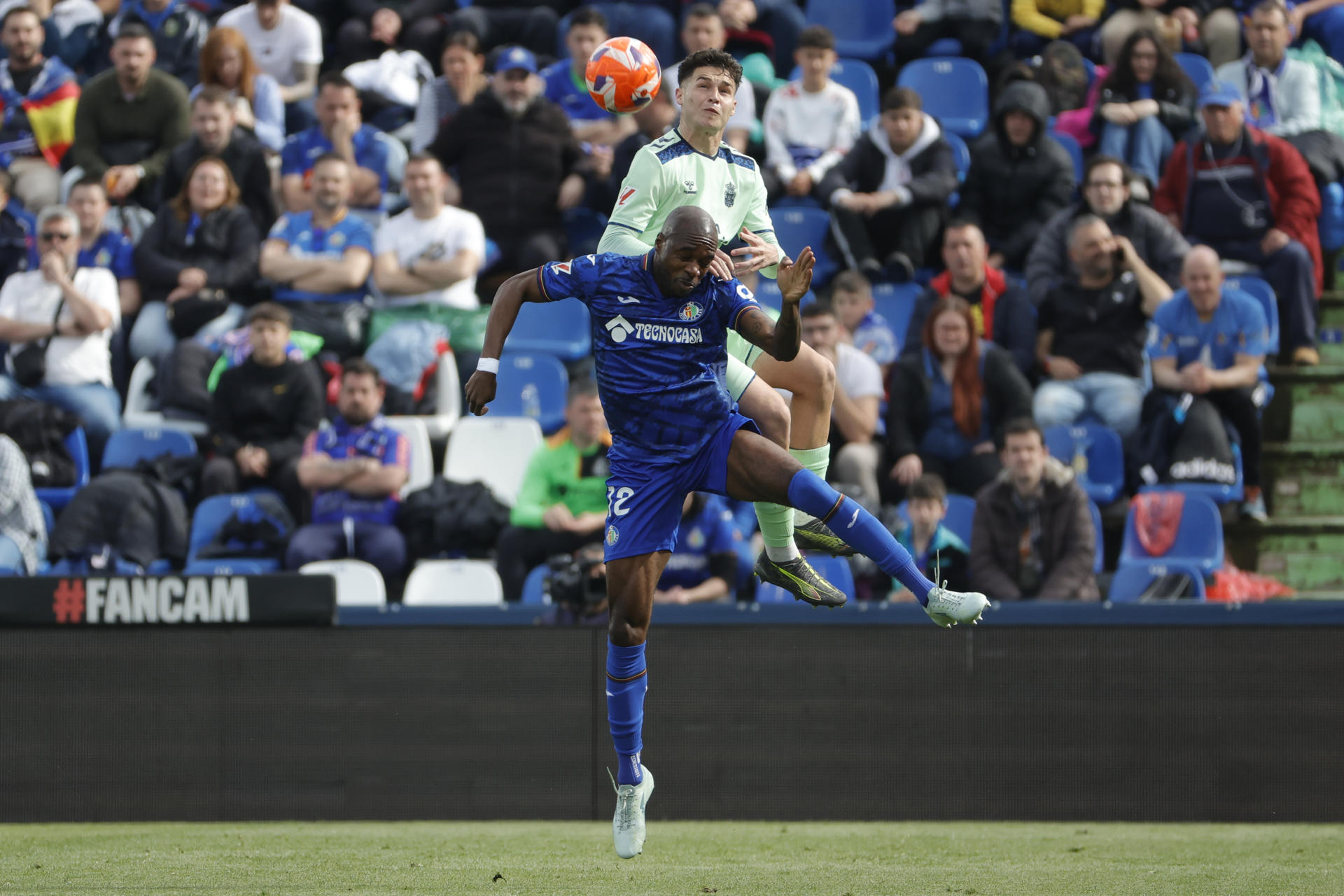 Fotografía en la que el defensa del Getafe Allan Romeo Nyom (c) disputa un balón. EFE/ Zipi