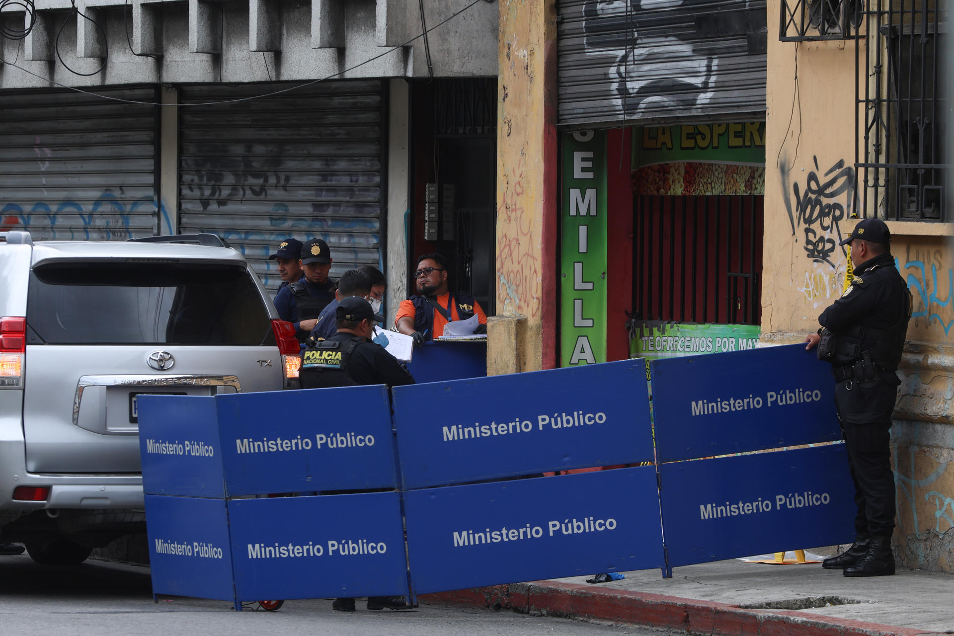 Integrantes de la Policía Nacional Civil y fiscales del Ministerio Público custodian el lugar del asesinato del abogado Edwin Mayen este martes, en Ciudad de Guatemala (Guatemala).. EFE/ Mariano Macz