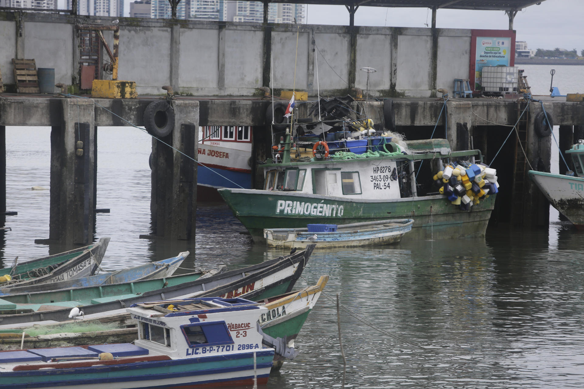 Fotografía de embarcaciones en un muelle pesquero este miércoles, en Ciudad de Panamá (Panamá). EFE/ Carlos Lemos