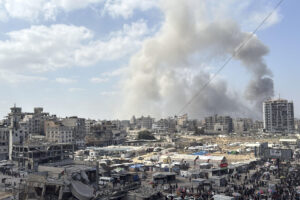 Columnas de humo se elevan de edificios de la ciudad de Gaza durante los ataques del ejército israelí. EFE/Ahmad Awad