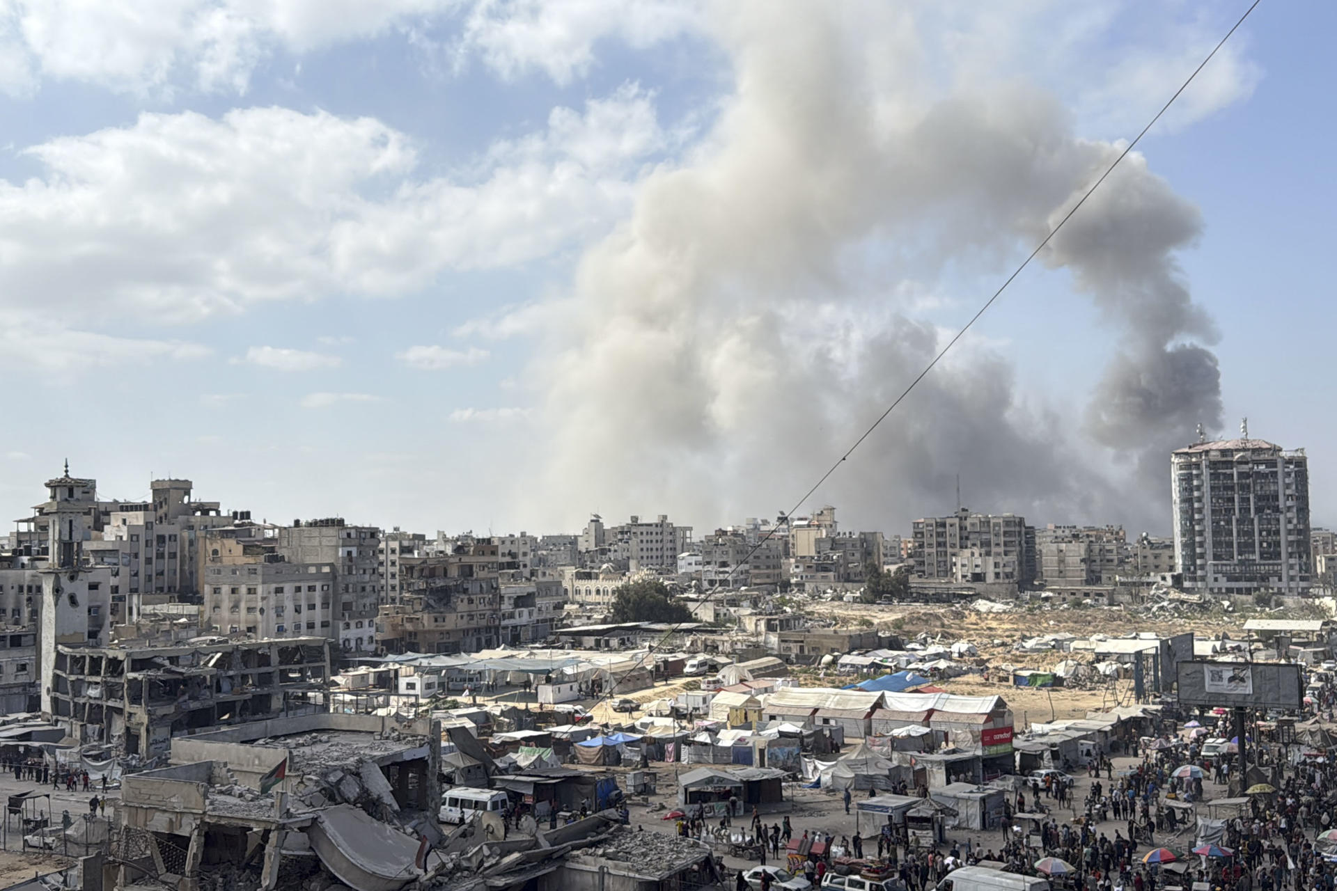 Columnas de humo se elevan de edificios de la ciudad de Gaza durante los ataques del ejército israelí. EFE/Ahmad Awad