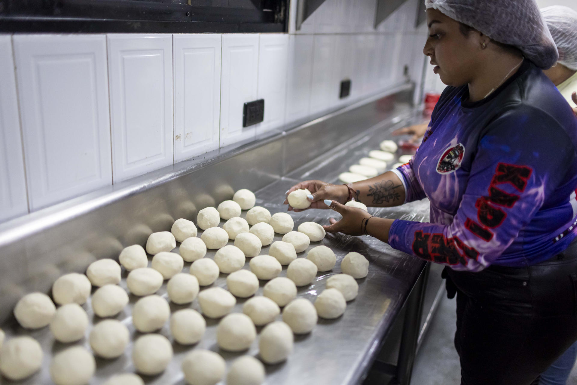 Una persona prepara arepas este sábado, en Caracas (Venezuela). EFE/ Miguel Gutierrez

