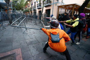 AME225. QUITO (ECUADOR), 16/09/2025.- Personas participan en una manifestación en rechazo a la eliminación del subsidio al diésel decretada por el presidente de Ecuador, Daniel Noboa, este martes, en Quito (Ecuador). EFE/ José Jácome