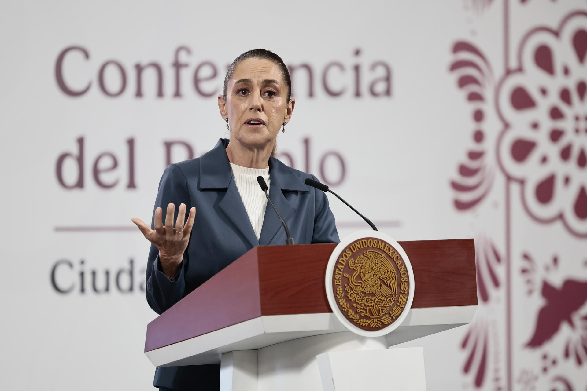 La presidenta de México, Claudia Sheinbaum, participa en una rueda de prensa este miércoles en Palacio Nacional de la Ciudad de México (México). EFE/José Méndez