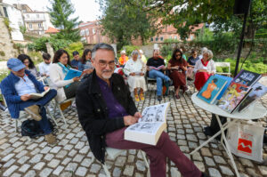 El ilustrador, Miguelanxo Prado participa esta mañana como artista invitado en la quedada para leer en silencio que se ha celebrado en La Casa RIA de Santiago de Compostela. EFE/Xoán Rey.