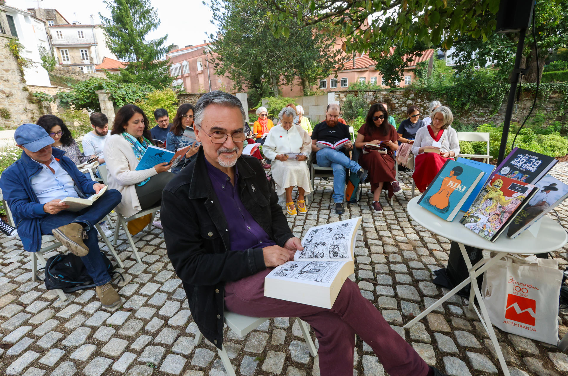 El ilustrador, Miguelanxo Prado participa esta mañana como artista invitado en la quedada para leer en silencio que se ha celebrado en La Casa RIA de Santiago de Compostela. EFE/Xoán Rey.