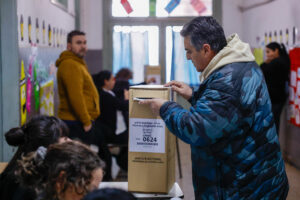 Un hombre fue captado este domingo, 7 de septiembre, al depositar su voto durante las elecciones legislativas de la provincia de Buenos Aires, en un colegio de Lanús (Argentina). EFE/Juan Ignacio Roncoroni
