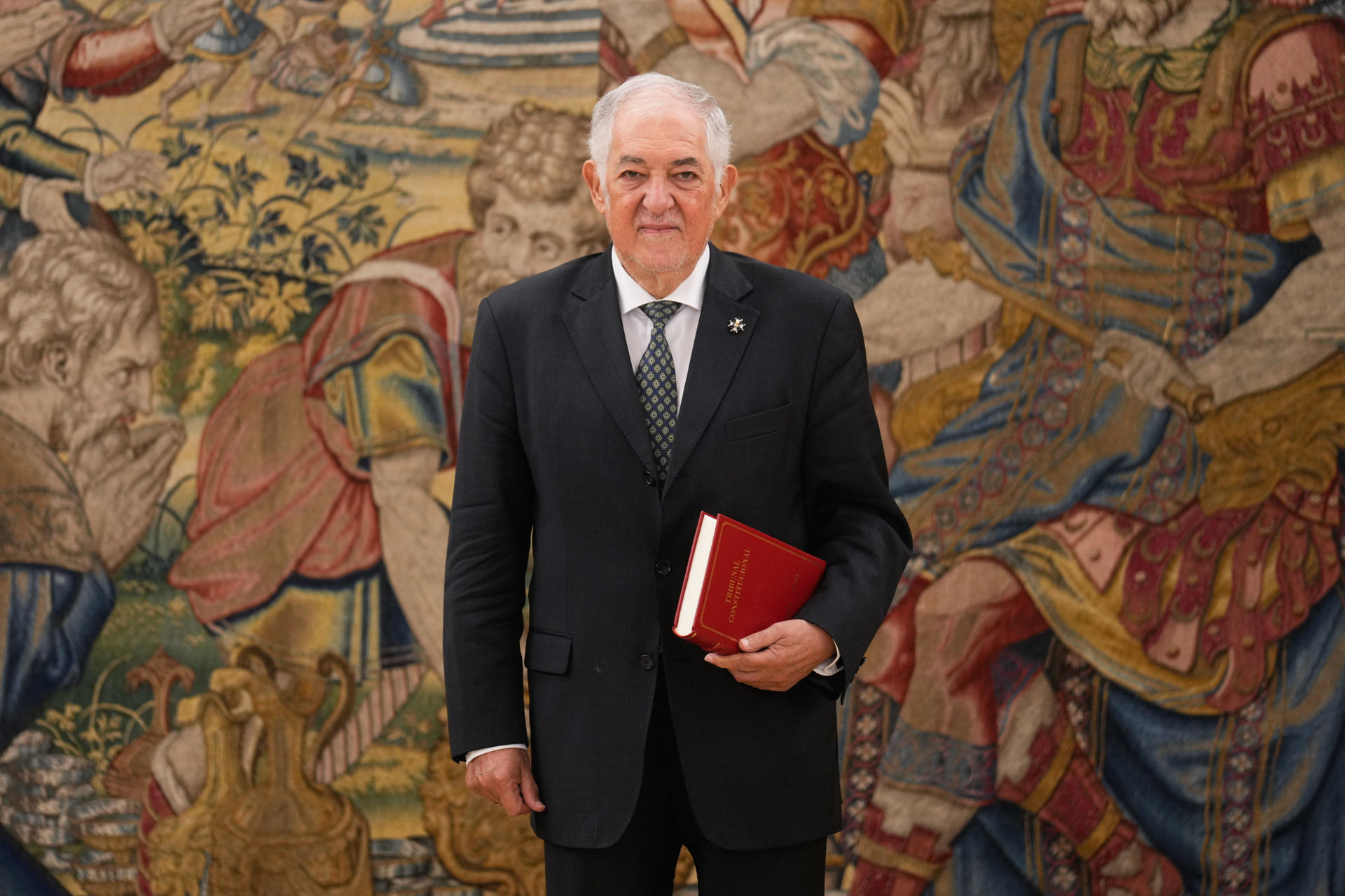 El presidente del Tribunal Constitucional, Cándido Conde-Pumpido, aguarda la llegada de Felipe VI a quien le hará entrega de la Memoria de actividades del órgano constitucional, este lunes, en el Palacio de la Zarzuela. EFE/ Borja Sánchez-Trillo