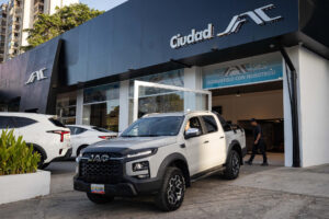 Fotografía tomada el pasado 20 de agosto de un hombre al conducir un vehículo en un concesionario de JAC Motors, en Caracas (Venezuela). EFE/Ronald Peña