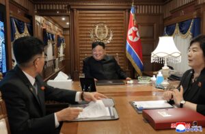 Una foto publicada por la agencia oficial de noticias central de Corea del Norte (KCNA) muestra al líder norcoreano, Kim Jong Un (c), en su tren privado en Pyongyang, Corea del Norte. EFE/KCNA