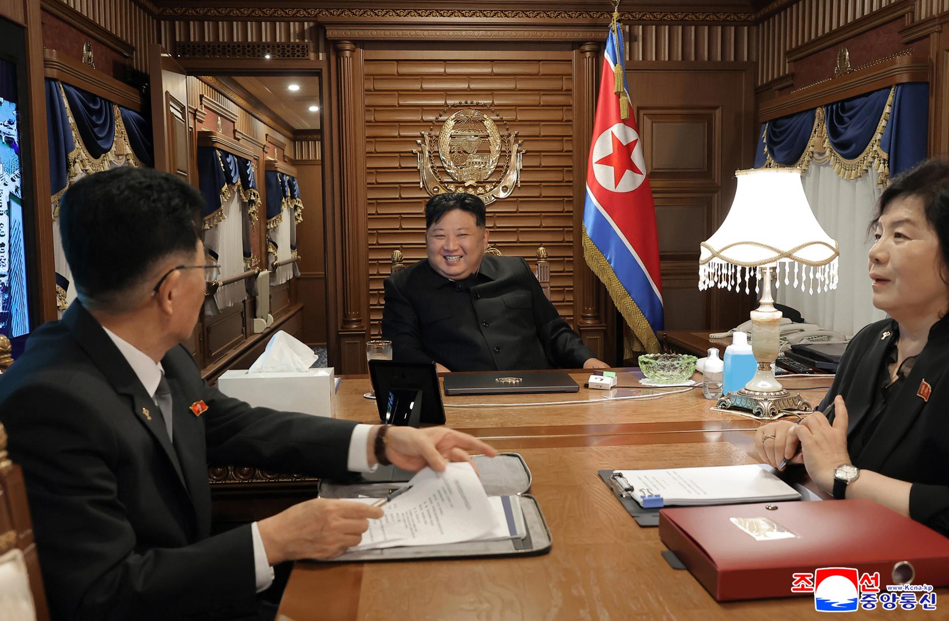 Una foto publicada por la agencia oficial de noticias central de Corea del Norte (KCNA) muestra al líder norcoreano, Kim Jong Un (c), en su tren privado en Pyongyang, Corea del Norte. EFE/KCNA