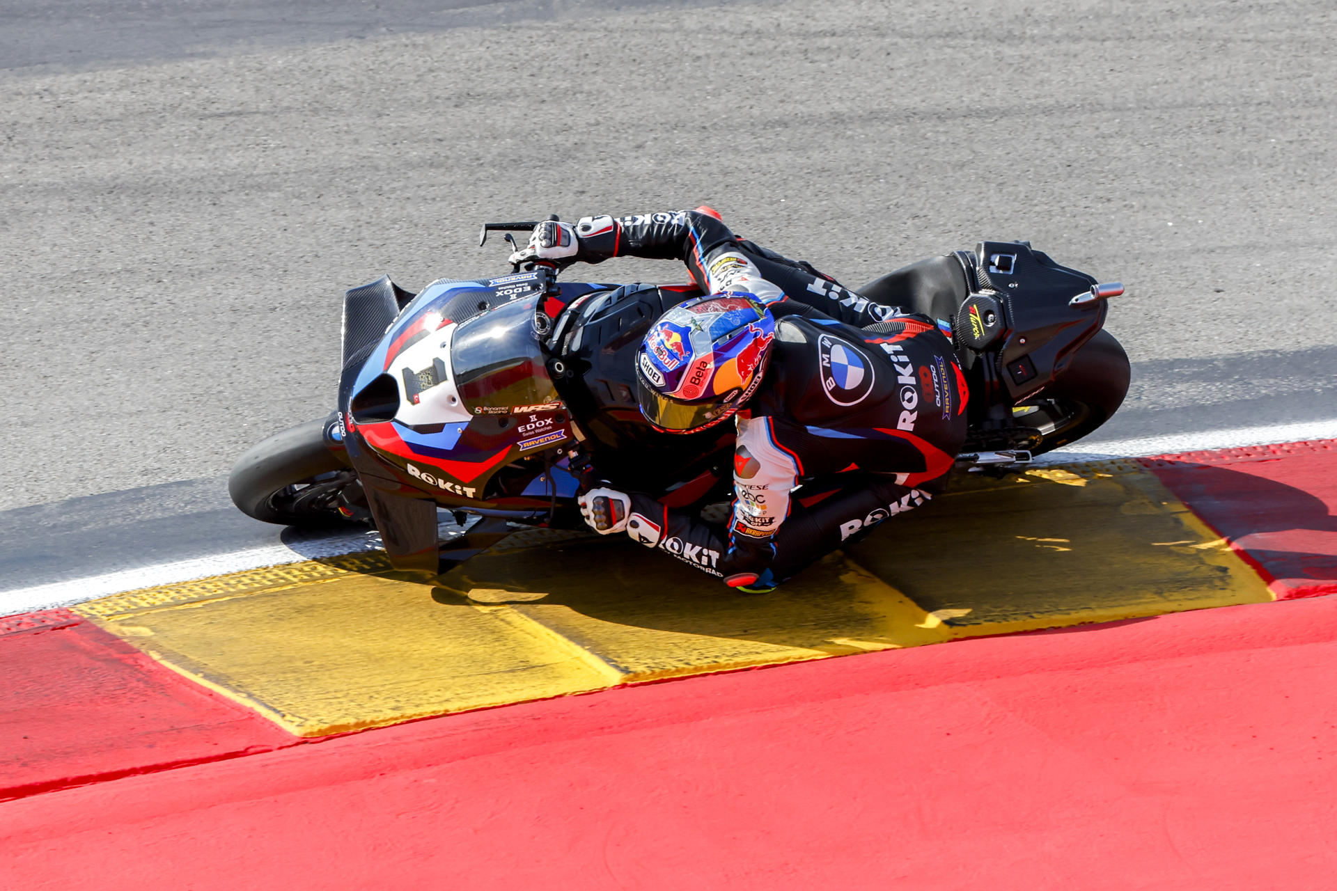El piloto turco Toprak Razgatlioglu (ROKiT BMW Motorrad WorldSBK Team) (1) durante la carrera de la Tissot Superpole de SBK del Campeonato del Mundo de Superbikes que se celebra en el circuito turolense de Motorland Alcañiz. EFE/Javier Cebollada
