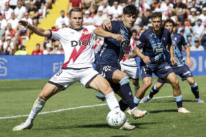 El delantero del Rayo Vallecano Alexandre Zurawski "Alemao" pelea por el balón con el jugador del Celta, Hugo Álvarez, durante el partido de LaLiga disputado en el estadio de Vallecas, Madrid, este domingo. EFE/Sergio Pérez