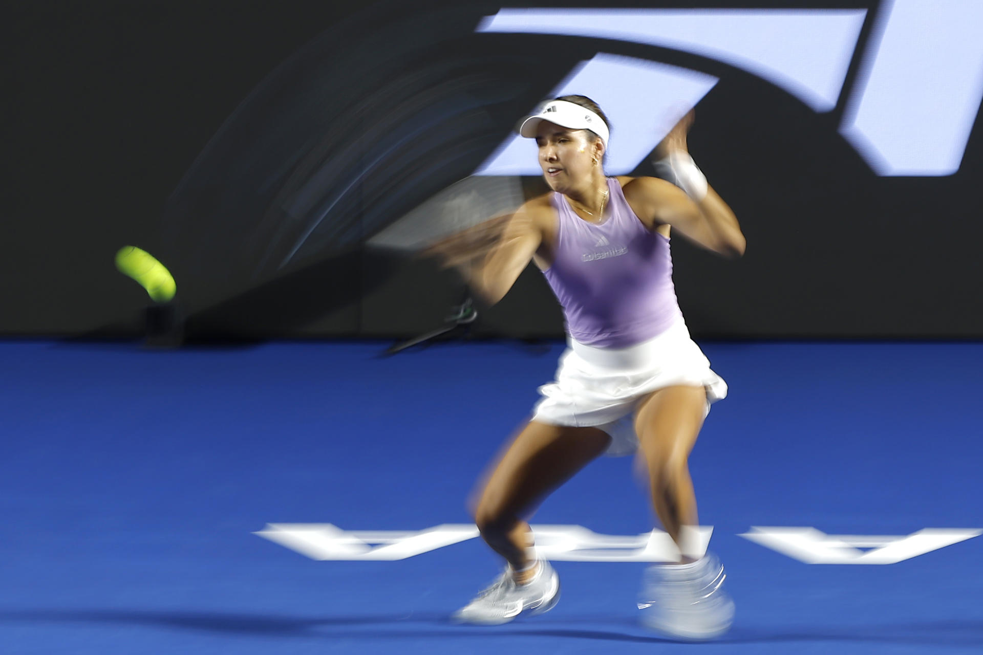 La colombiana Camila Osorio devuelve una bola ante la rusa Kamilla Rakhimova este martes, durante un partido del Guadalajara Open WTA 500, en el Centro Panamericano de Tenis. EFE/ Francisco Guasco