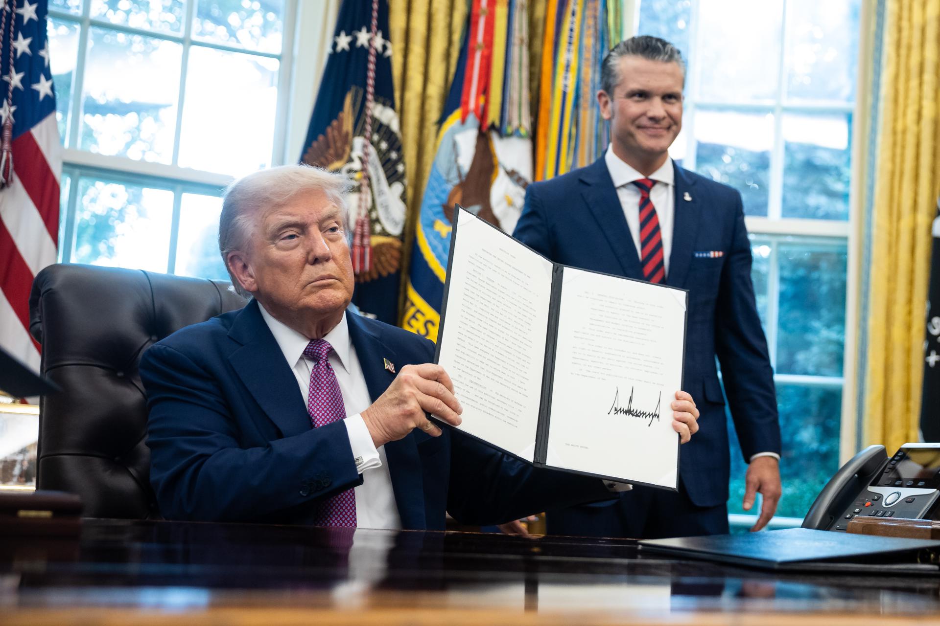 El presidente de EE.UU., Donald Trump, habla con los medios durante una conferencia de prensa en la Oficina Oval de la Casa Blanca en Washington, DC, EE.UU., el 5 de septiembre de 2025. EFE/EPA/FRANCIS CHUNG / / POOL