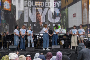 Artistas participan en un evento para celebrar los 400 años de la ciudad de New York este domingo, en el Time Square en Nueva York (Estados Unidos). EFE/ Angel Colmenares