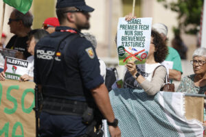 Dispositivo de seguridad ante las concentraciones de apoyo a Palestina y de rechazo a la participación del equipo Israel Premier Tech en la Vuelta ciclista a España. EFE/Javier Lizón