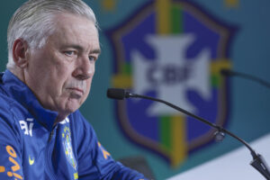 El entrenador de la selección brasileña, Carlo Ancelotti, en rueda de prensa. EFE/André Coelho