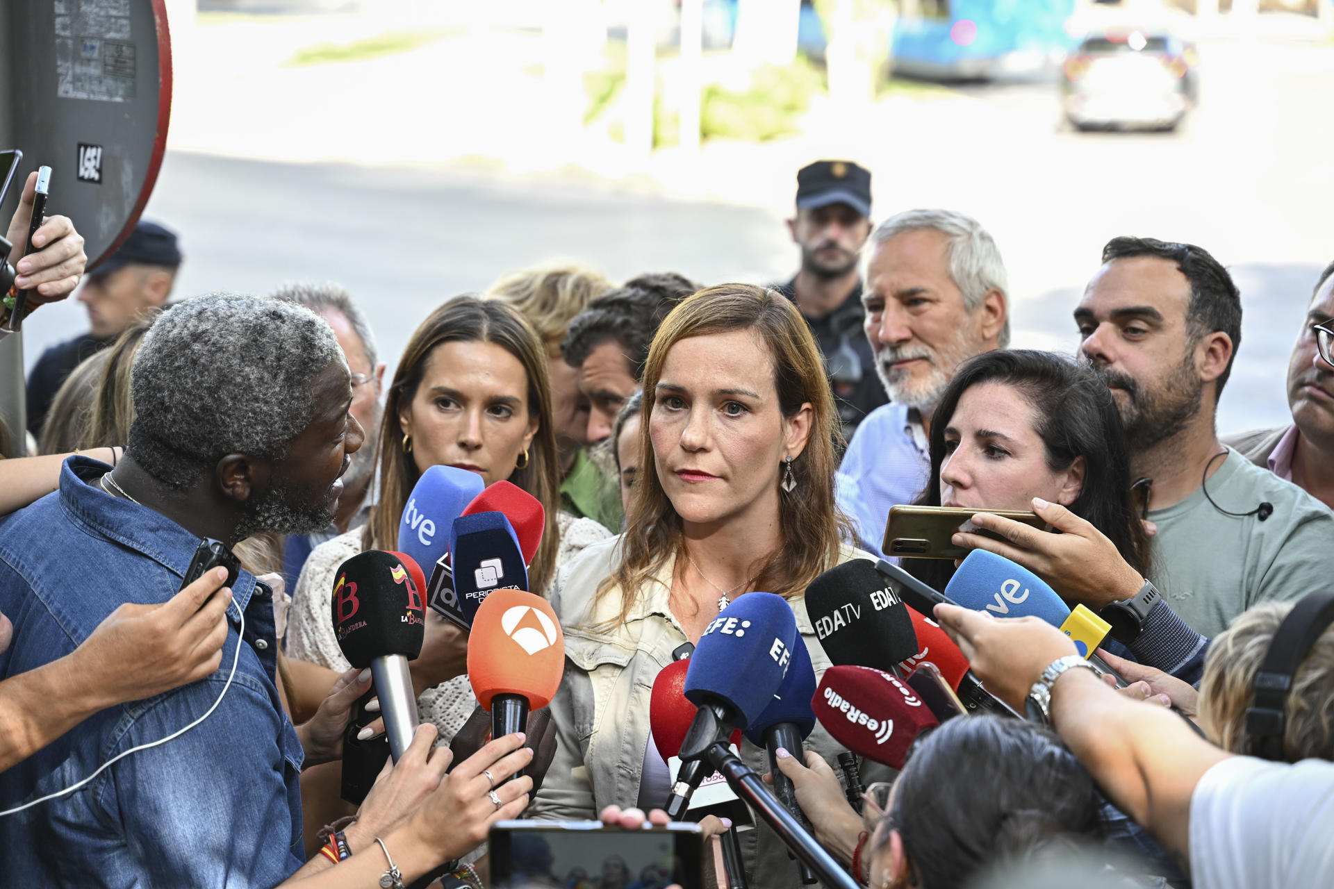 La portavoz de Vox en la Asamblea de Madrid, Isabel Pérez Moñino, ofrece declaraciones este martes ante el centro de menores de Hortaleza, en Madrid. La Delegación del Gobierno ha prohibido la concentración convocada esta tarde por Vox frente al centro de menores del distrito madrileño de Hortaleza en el que residía el menor detenido este fin de semana como presunto autor de una violación a una menor. Así lo ha comunicado la Delegación del Gobierno ante la protesta convocada a las 18:30 horas de este martes frente al centro donde la noche del domingo dos encapuchados agredieron a tres menores migrantes. EFE/ Fernando Villar