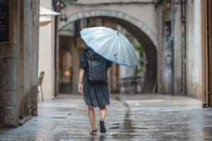 Vista de una calle del centro de la ciudad de Girona bajo la lluvia en julio pasado. EFE/ David Borrat