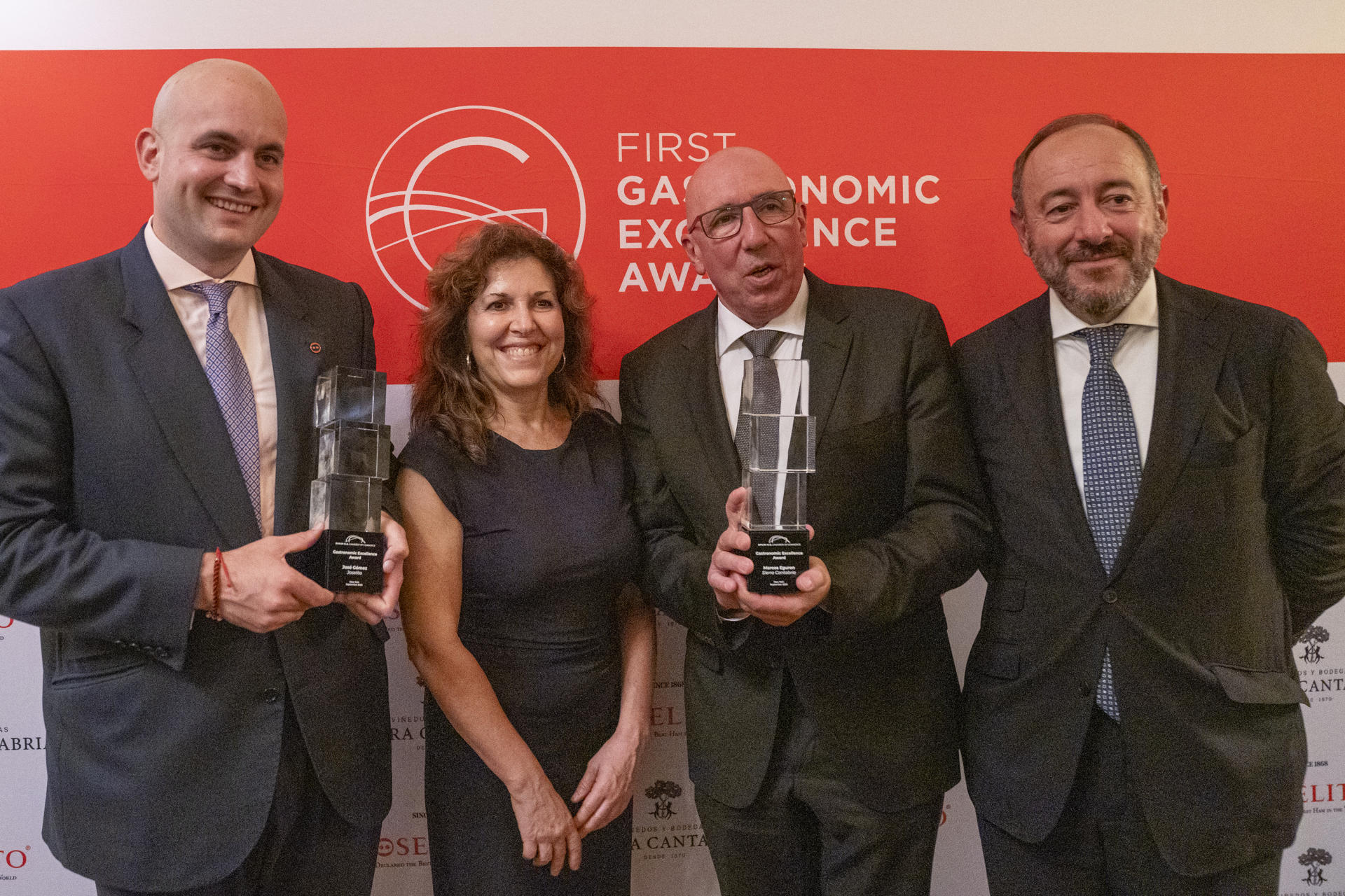 El gestor de marca de jamón iberico Joselito, José Gómez (i); la cónsul de España en Nueva York, Marta de Blas; el representante de Viñedos y Bodegas Sierra Cantabria, Marcos Eguren y el presidente de la Cámara de Comercio de España en EE.UU., Marco Antonio Achon, posan durante los premios a la excelencia gastronómica este miércoles, en Nueva York (Estados Unidos). EFE/ Ángel Colmenares