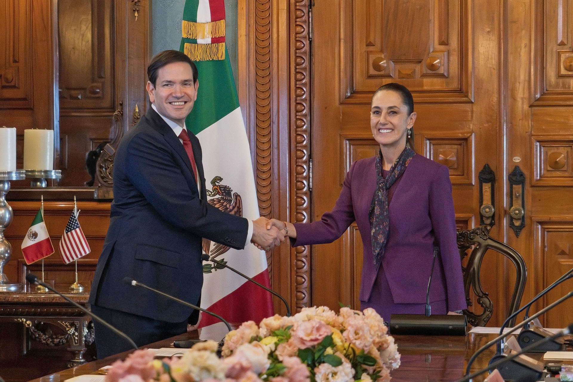 Fotografía cedida por la Presidencia de México, de su mandataria, Claudia Sheinbaum (d), saludando al secretario de Estado de Estados Unidos, Marco Rubio, durante una reunión este miércoles, en Ciudad de México (México). EFE/ Presidencia de México /SOLO USO EDITORIAL/NO VENTAS/ SOLO DISPONIBLE PARA ILUSTRAR LA NOTICIA QUE ACOMPAÑA (CRÉDITO OBLIGATORIO)