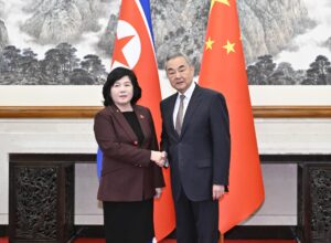 El ministro de Asuntos Exteriores de China, Wang Yi (derecha), estrecha la mano de la ministra de Asuntos Exteriores de Corea del Norte, Choe Son Hui, en Beijing, China, el 28 de septiembre de 2025.EFE/EPA/XINHUA / Yue Yuewei