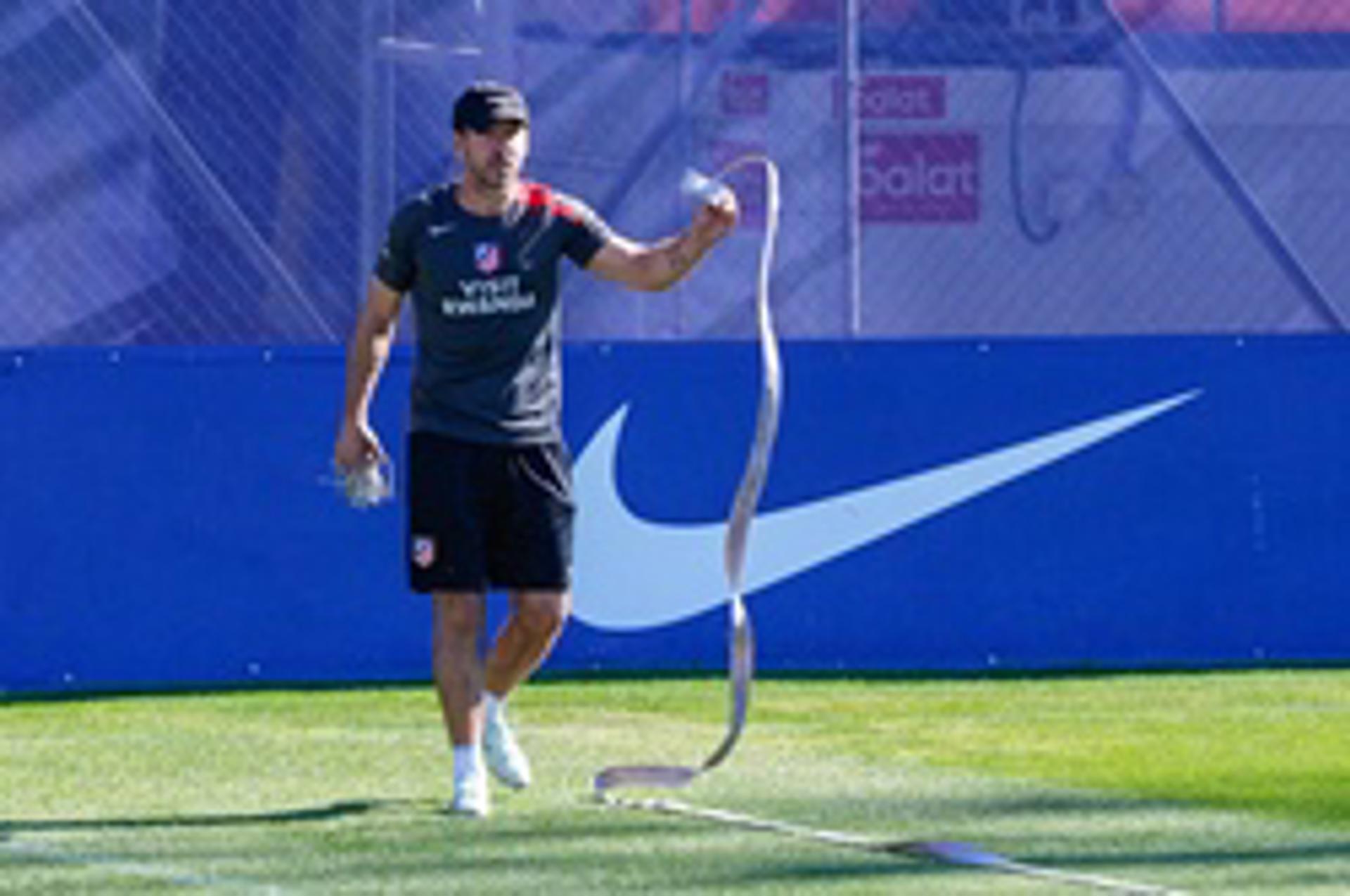 Simeone, en el entrenamiento de este viernes. EFE/ Borja Sanchez-Trillo