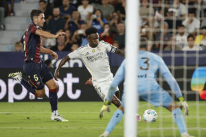 - El delantero brasileño del Real Madrid Vinicius Jr. (c) se escapa de Unai Elgezabal (i), del Levante, durante el partido de la sexta jornada de LaLiga EA Sports Levante UD y Real Madrid el pasado 23. EFE/Ana Escobar