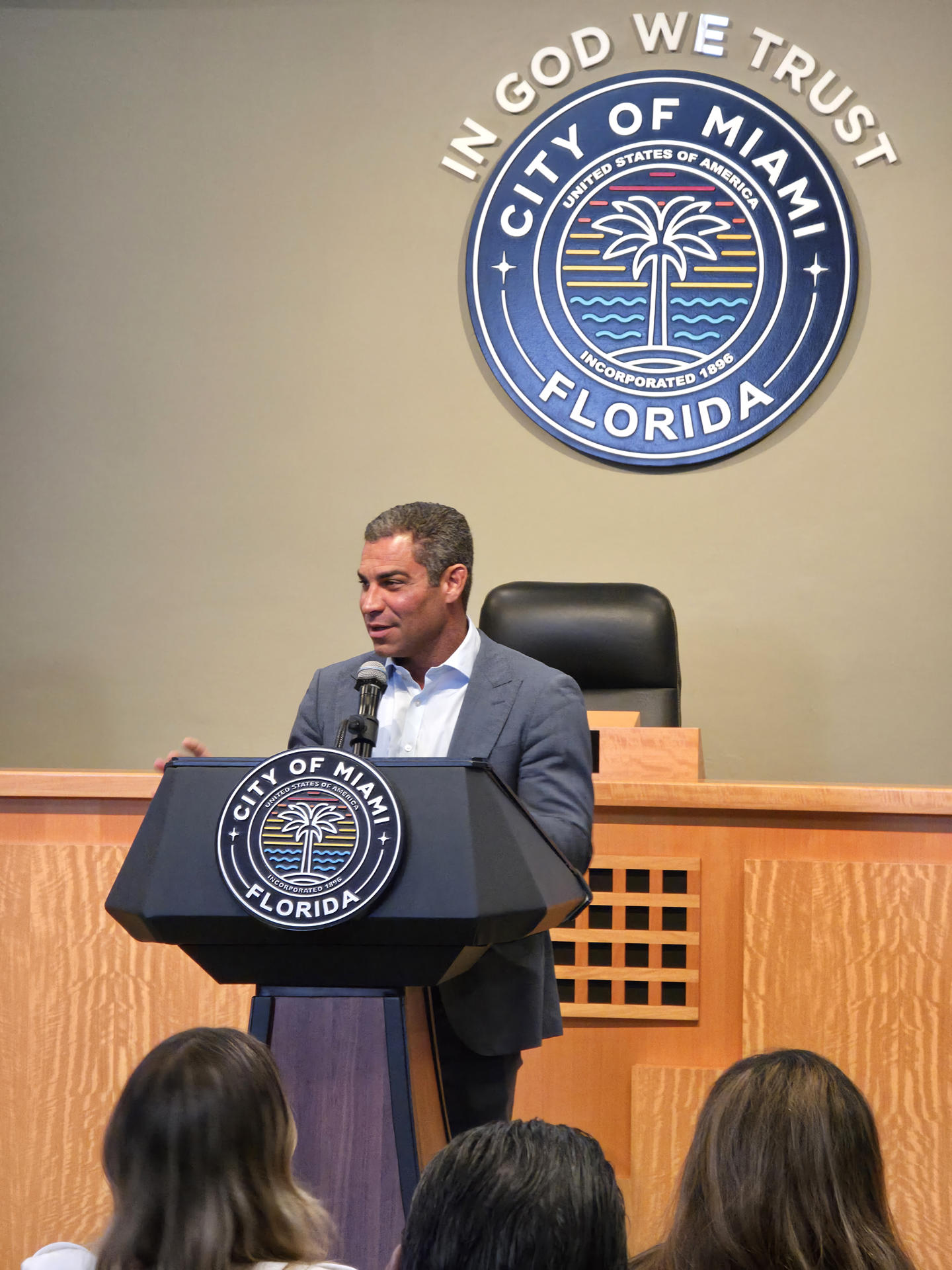 El alcalde de Miami, Francis Suárez, habla durante una rueda de prensa este lunes, en el Ayuntamiento de Miami (Estados Unidos). EFE/ Alberto Boal
