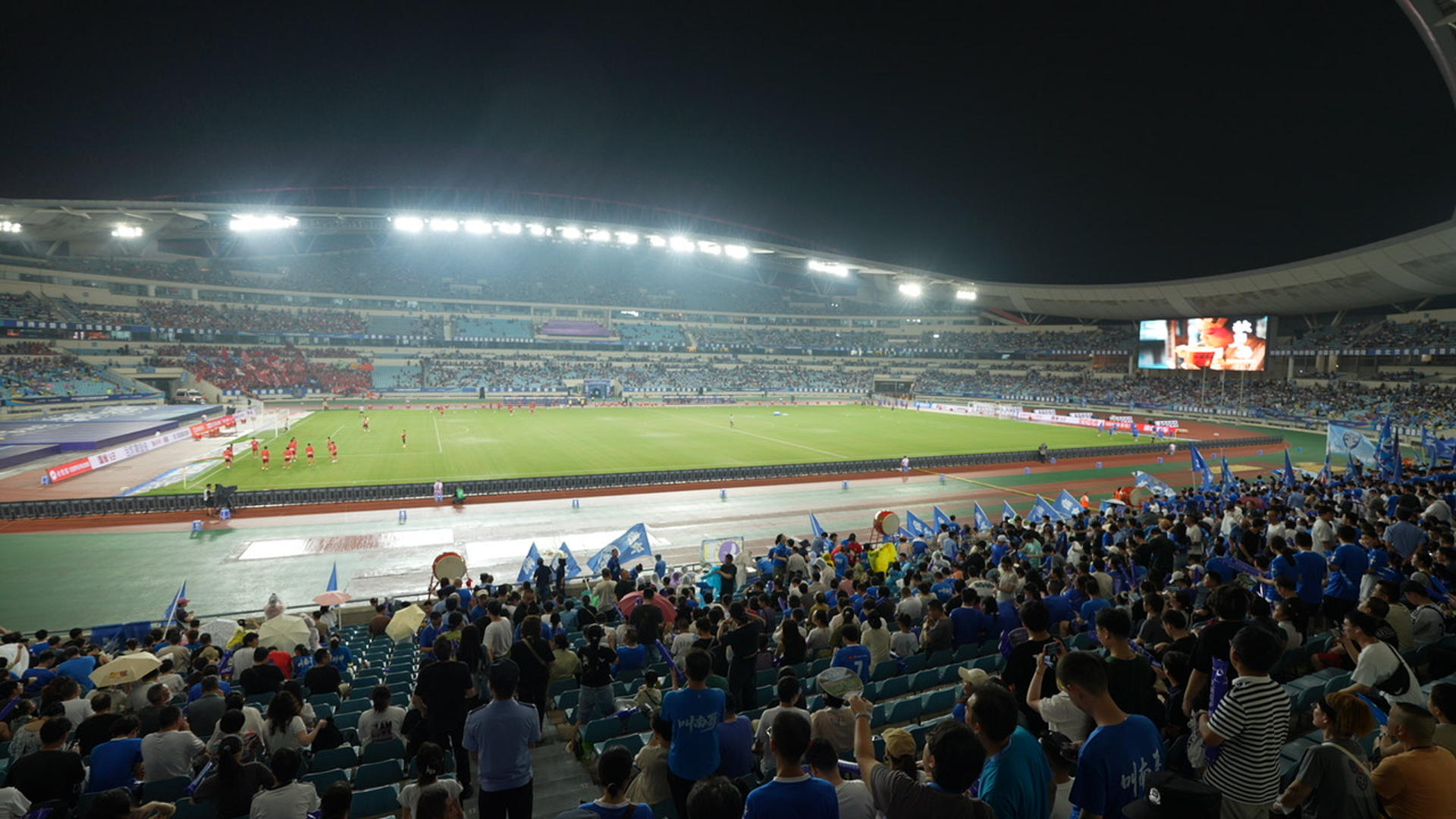 Con graderíos abarrotados y un humor viral que desborda Internet, la Superliga de Fútbol de Jiangsu, una competición amateur, ha convertido a trece urbes chinas orgullosas de su identidad en un mosaico de Ciudades Estadio que vibra como fenómeno nacional. EFE/Cadena estatal china CGTN/ SOLO USO EDITORIAL/SOLO DISPONIBLE PARA ILUSTRAR LA NOTICIA QUE ACOMPAÑA (CRÉDITO OBLIGATORIO)