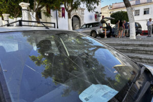 Desperfectos en uno de los vehículos en el lugar donde anoche al menos tres personas han resultado heridas, una de ellas grave, tras explotar un cohete en la localidad sevillana de Almadén de la Plata. EFE/David Arjona