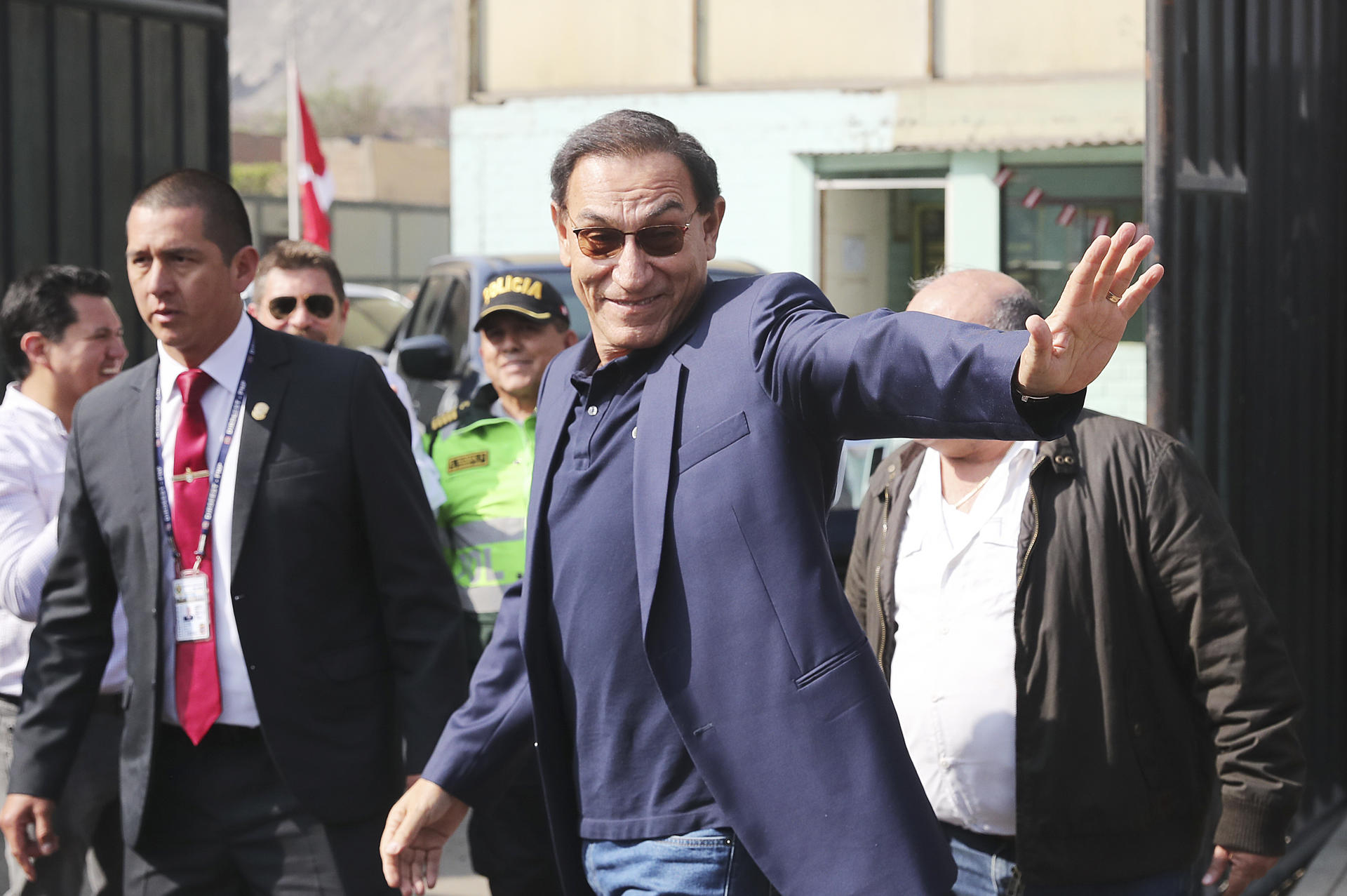 El expresidente de Perú Martín Vizcarra (c) saluda a su salida de Barbadillo, la cárcel de Perú reservada para expresidentes, este 4 de septiembre de 2025, en Lima (Perú). EFE/ Paolo Aguilar