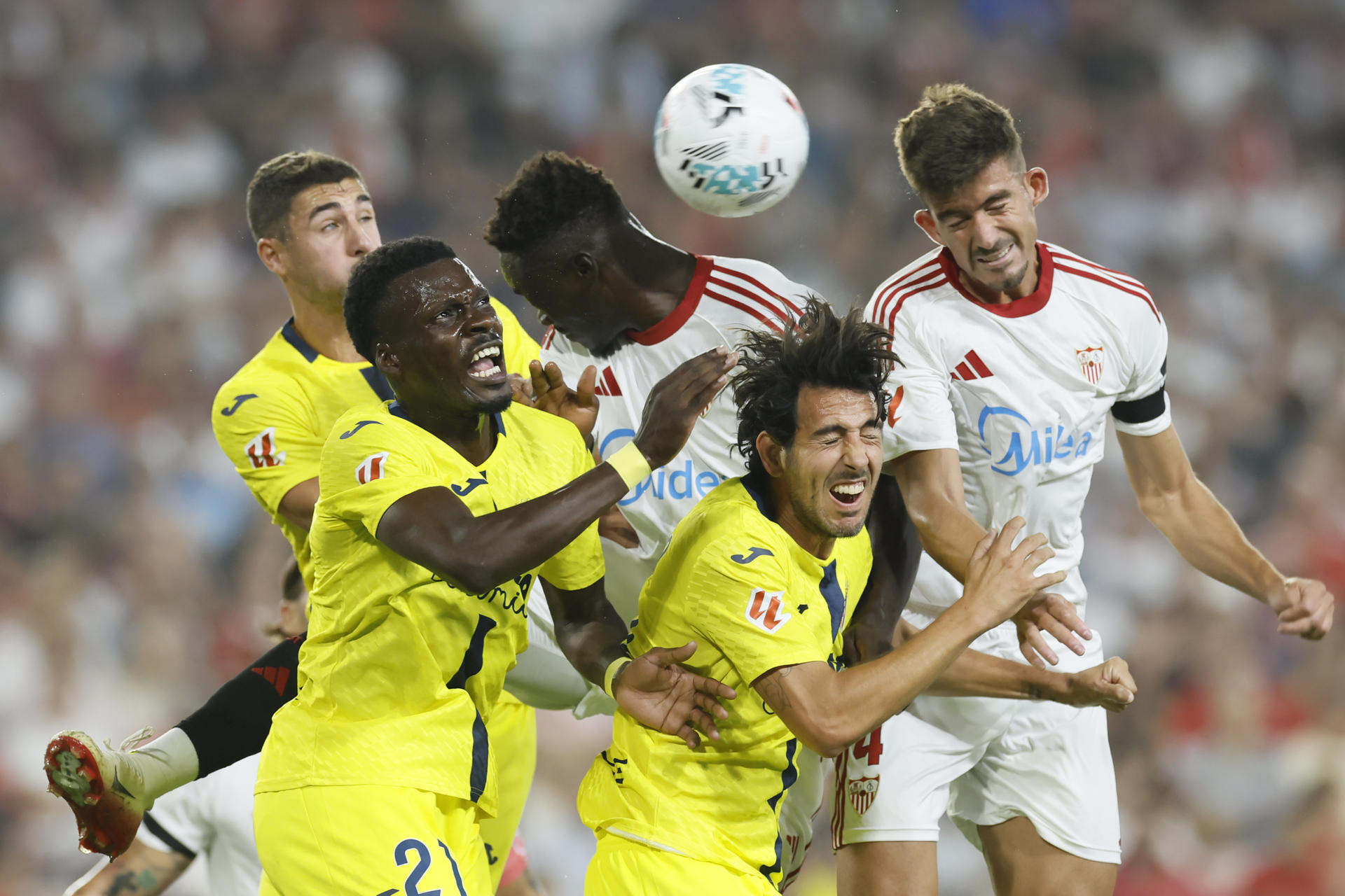 El defensa del Sevilla Kike Salas (d) remata de cabeza durante el partido de la sexta jornada de LaLiga que Sevilla FC y Villarreal CF disputan en el estadio Sánchez-Pizjuán, en Sevilla. EFE/José Manuel Vidal
