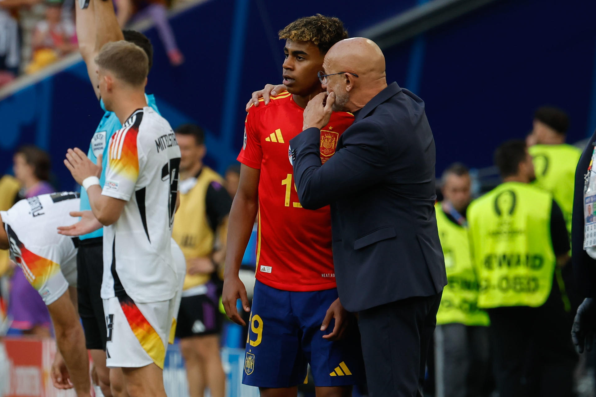 El entrenador de la selección española de fútbol Luis de la Fuente (d) conversa con Lamine Yamal (c), durante la pasada Eurocopa. EFE/JJ Guillén