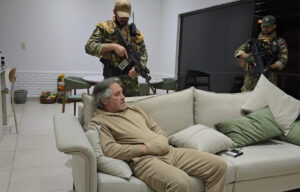 Fotografía cedida que muestra a integrantes de las Fuerzas Armadas custodiando al presunto líder del grupo criminal La Barredora, Hernán Bermúdez Requena, este 13 de septiembre de 2025 en Mariano Roque Alonso (Paraguay). EFE/ Secretaría Nacional Antidrogas de Paraguay
