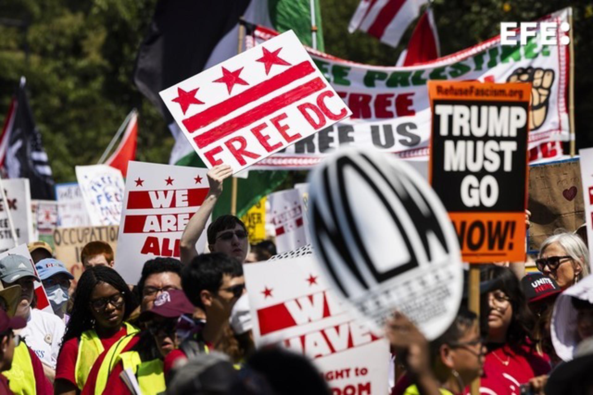 Cientos de manifestantes fueron captados este sábado, 6 de septiembre, al marchar en contra del despliegue de fuerzas federales en la capital estadounidense por orden de la Administración Trump, en Washington DC (EE.UU.). EFE/Jim Lo Scalzo
