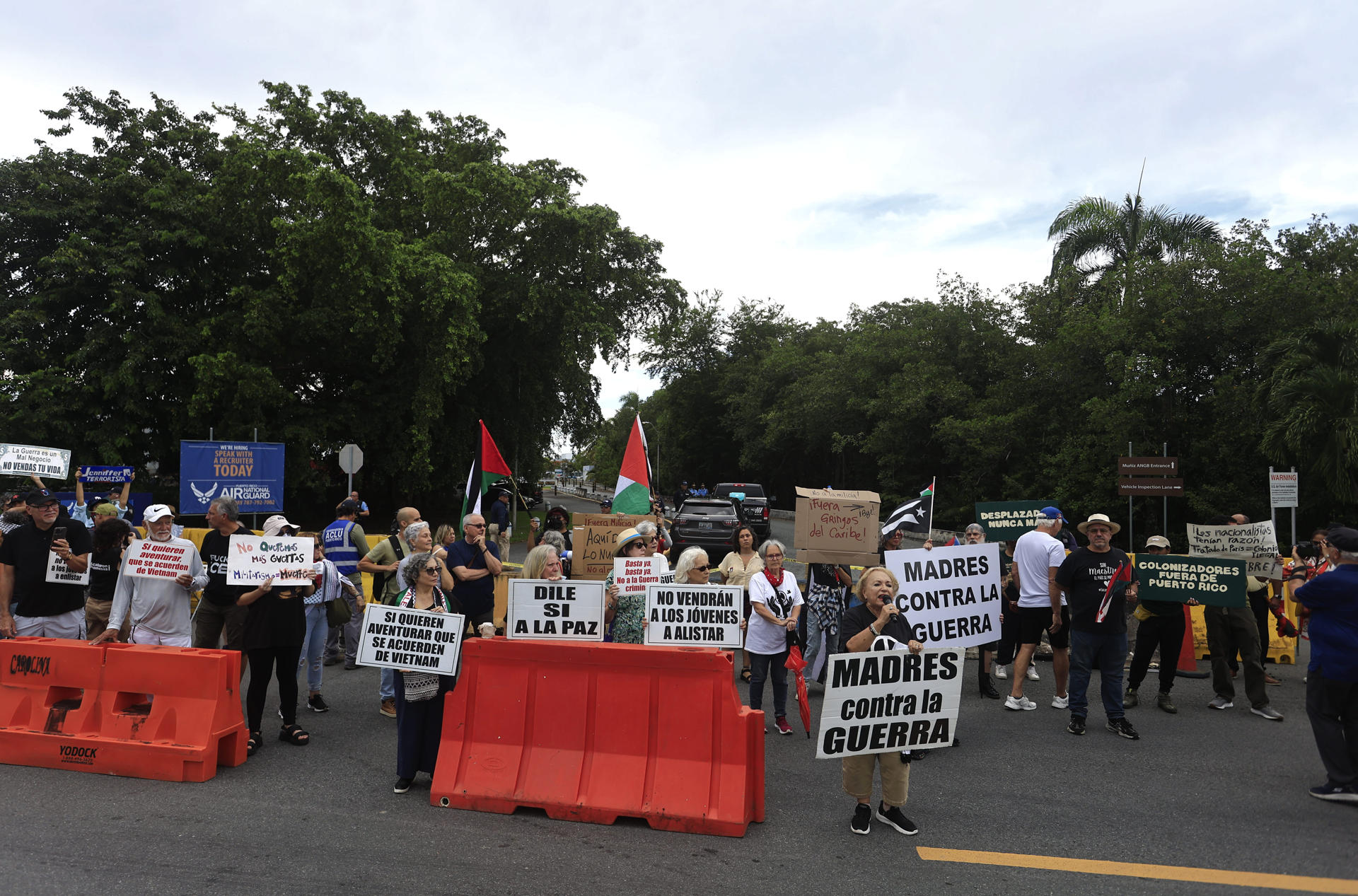 Personas se manifiestan en rechazo a las maniobras del Ejército de Estados Unidos en Puerto Rico, este domingo, en Base de la Guardia Nacional Aérea de Muñiz, en Carolina (Puerto Rico). EFE/ Thais Llorca