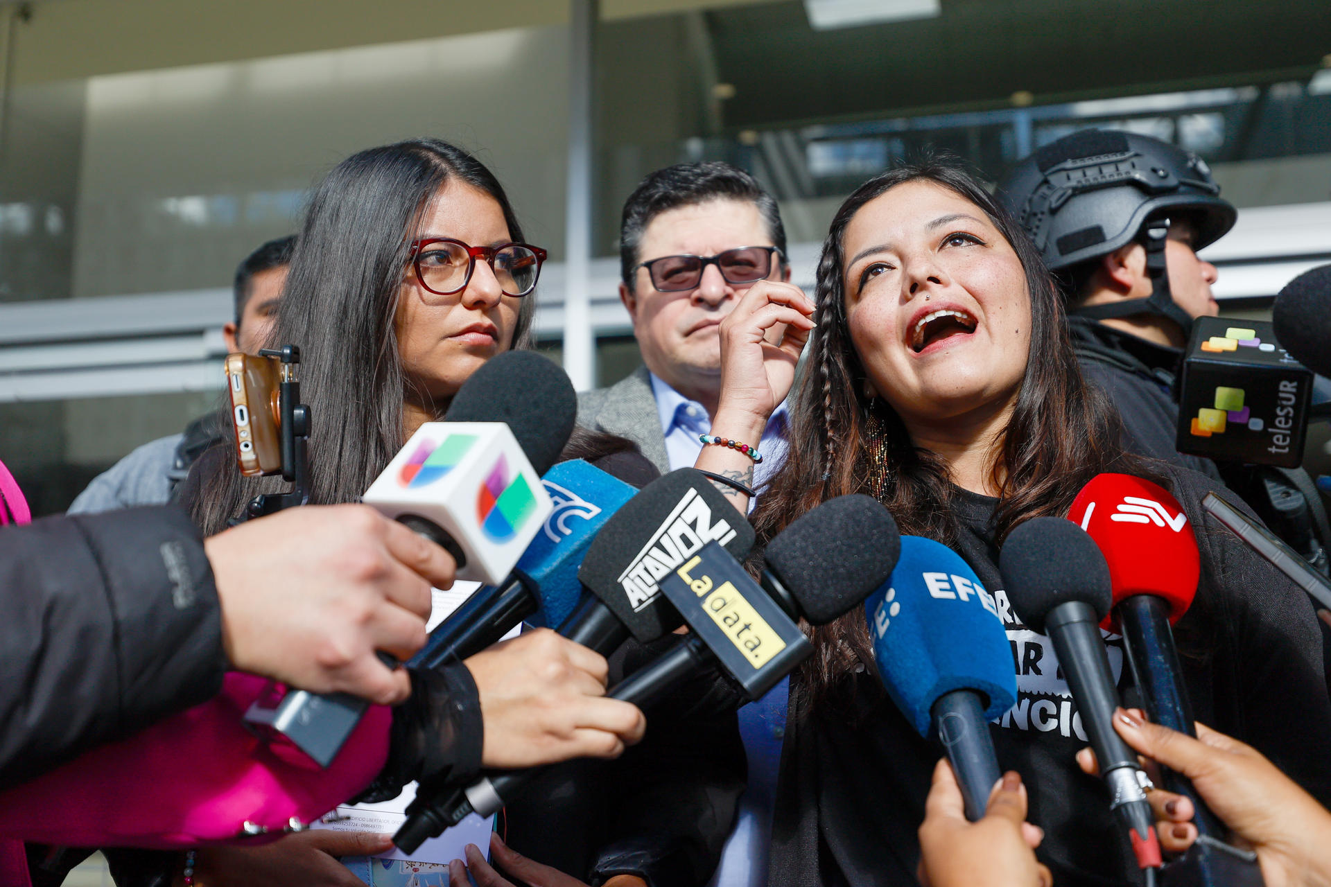Amanda (d) y Tamia Villavicencio (i), hijas del asesinado candidato presidencial Fernando Villavicencio, al atender a la prensa, antes de la audiencia de formulación de cargos contra los investigados como presuntos autores intelectuales del magnicidio del político, en Quito (Ecuador). EFE/José Jácome