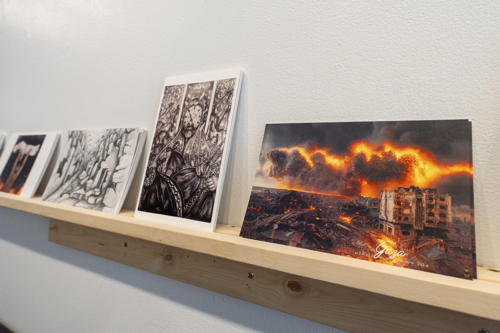 Vista general de varias obras de artistas palestinos que hace parte de la bienal "Gaza para el Mundo", en la Feria de Arte Asequible de Nueva York 2025, este viernes, 19 de septiembre, en Nueva York (NY, EE.UU.). EFE/Ángel Colmenares