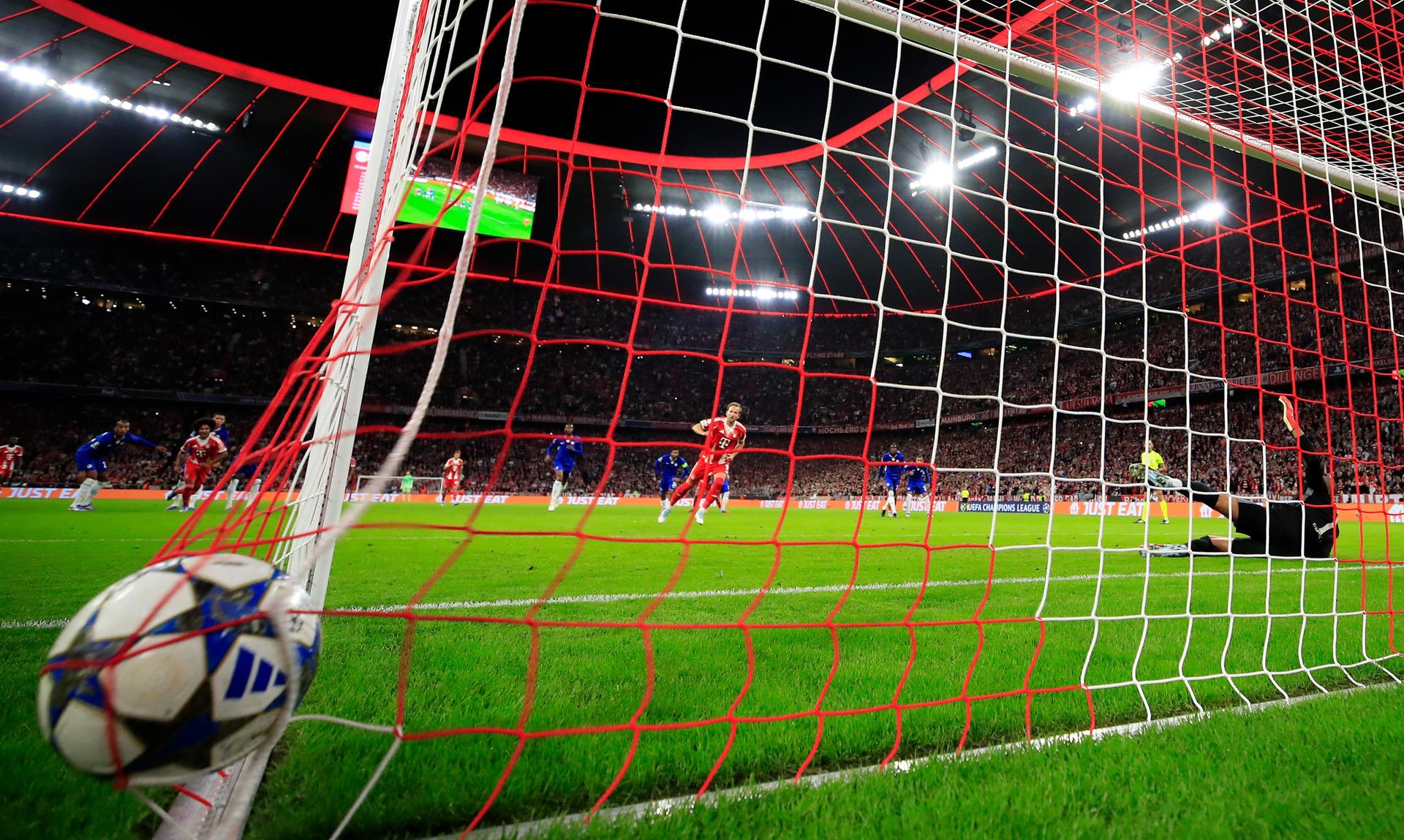 El punta Harry Kane, del Bayern Múnich (L),marca el 3-1 durante el partido de la fase de liga de la UEFA Champions League league que han jugado Bayern Munich y Chelsea en Múnich, Alemania. EFE/EPA/ANNA SZILAGYI
