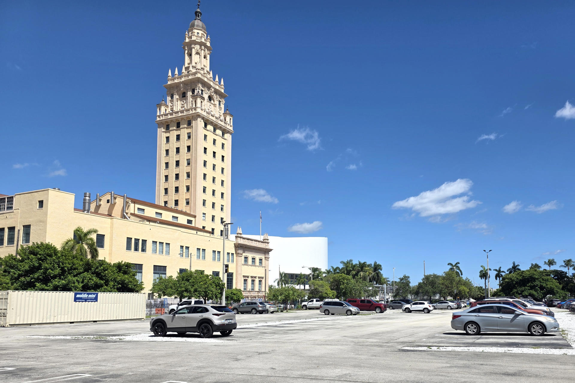 Fotografía que muestra la Torre de la Libertad junto a una zona de estacionamiento de este martes, en Miami (Estados Unidos). EFE/Alberto Boal
