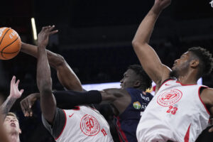 El pívot senegalés del Baskonia Khalifa Diop (2d) lucha con Jeff Brooks (d), del Pallacanestro, durante el partido de pretemporada que Baskonia y Pallacanestro Trieste disputaron en el Fernando Buesa Arena, en Vitoria. EFE/Adrián Ruiz Hierro