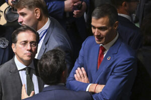 El presidente del Gobierno español, Pedro Sánchez y el ministro de Asuntos Exteriores, José Manuel Albares, asisten a la sesión de apertura del Debate General del 80º período de sesiones de la Asamblea General de Naciones Unidas, este martes, en Nueva York. EFE/ Borja Puig De La Bellacasa /Pool Moncloa