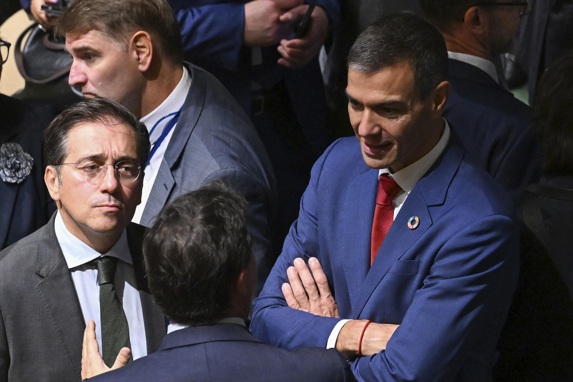 El presidente del Gobierno español, Pedro Sánchez y el ministro de Asuntos Exteriores, José Manuel Albares, asisten a la sesión de apertura del Debate General del 80º período de sesiones de la Asamblea General de Naciones Unidas, este martes, en Nueva York. EFE/ Borja Puig De La Bellacasa /Pool Moncloa