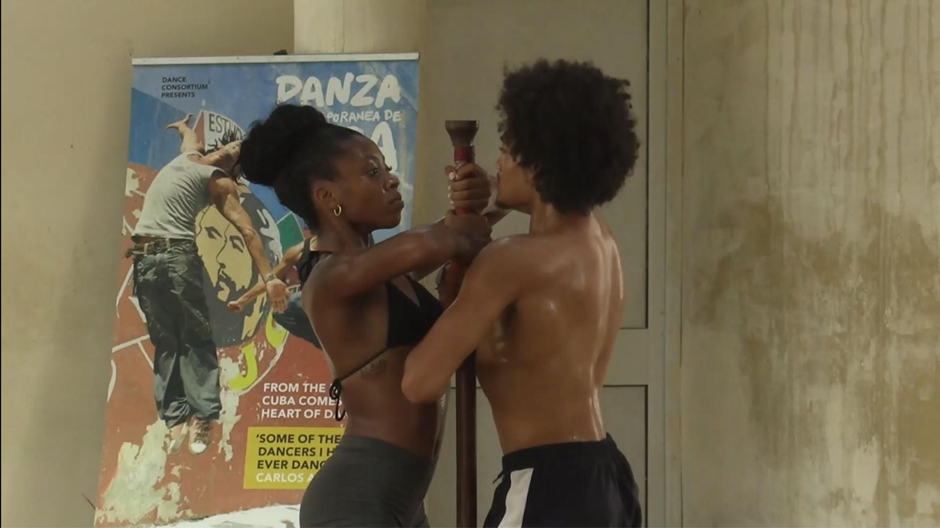 AME2782. LA HABANA (CUBA), 26/09/2025.- Captura de video que muestra a bailarines de la compañía Danza Contemporánea de Cuba (DCC) durante un ensayo este jueves, en La Habana (Cuba). Invitar al espectador a hacer "catarsis" frente a la compleja crisis cubana es la esencia de la obra que DCC estrena este viernes como plato fuerte de su programa para celebrar los 66 años de trayectoria artística. EFE/ Felipe Borrego