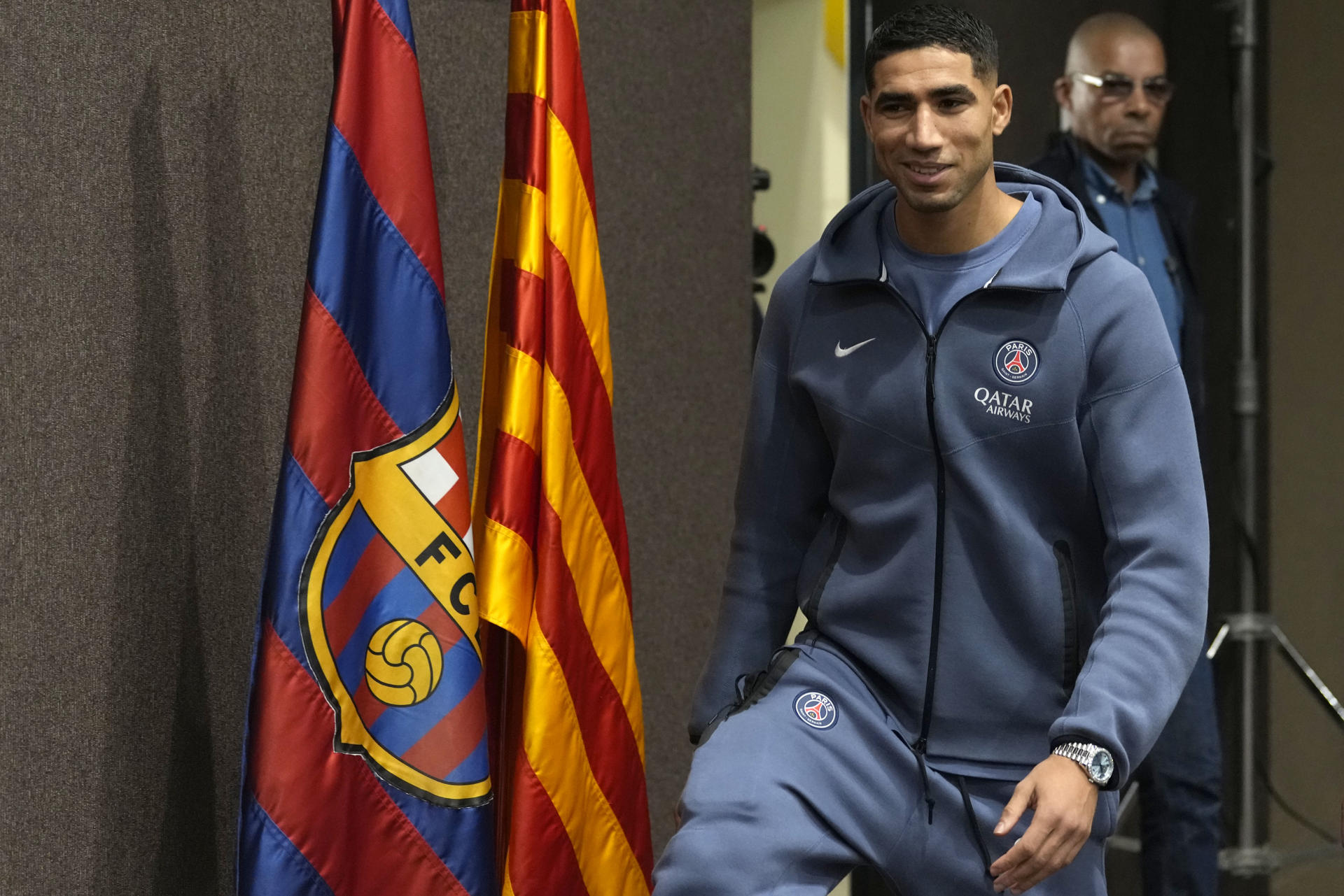 El jugador del PSG Achraf Hakimi durante la rueda de prensa que ha ofrecido este martes martes en el Estadi Olímpic Lluis Companys donde mañana se enfrentarán al FC Barcelona en la segunda jornada de la Liga de Campeones. EFE/Alejandro García
