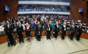 Fotografía cedida por la Cámara de Senadores de México donde se observan desde la izquierda, los ministros de la Suprema Corte de Justicia de la Nación (SCJN), Aristides Rodrigo Guerrero, Giovanni Azael Figueroa, Loretta Ortiz, Lenia Batres, Hugo Aguilar, Yasmín Esquivel, María Estela Ríos, Irving Espinosa y Sara Irene Herrerías, participando en una toma de protesta en la Cámara de Senadores este lunes, en Ciudad de México (México). Los nueve ministros de la nueva SCJN de México, la primera que tendrá un presidente de origen indígena, y cientos de personas juzgadoras rindieron protesta en el Senado mexicano. EFE/ Cámara de Senadores /SOLO USO EDITORIAL/NO VENTAS/SOLO DISPONIBLE PARA ILUSTRAR LA NOTICIA QUE ACOMPAÑA (CRÉDITO OBLIGATORIO)