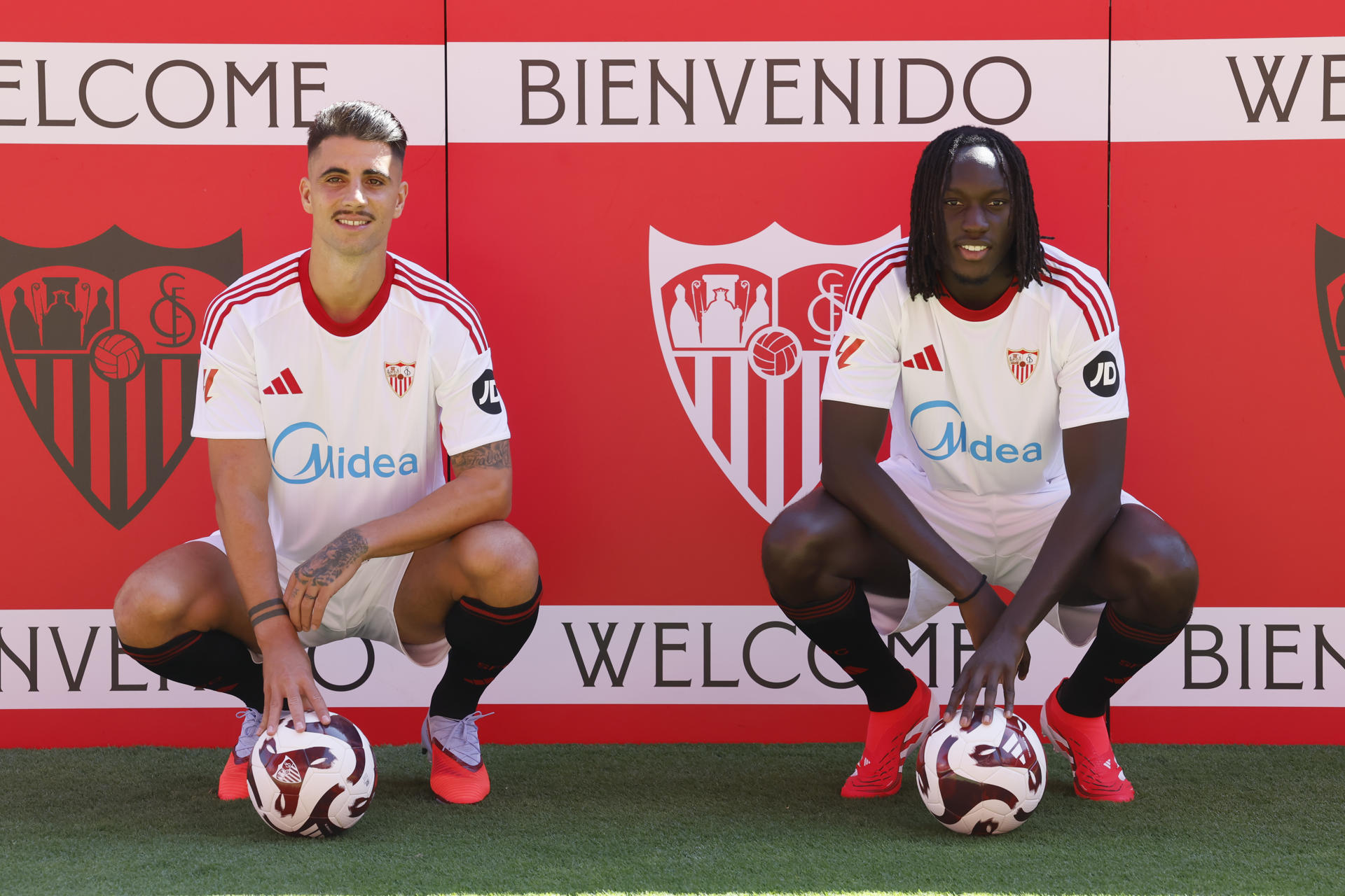 Presentación oficial del centrocampista francés Batista Mendy (d) y del defensa central portugués Fábio Cardoso como nuevos jugadores del Sevilla en el estadio Sánchez Pizjuán en la ciudad de Sevilla. EFE/ José Manuel Vidal