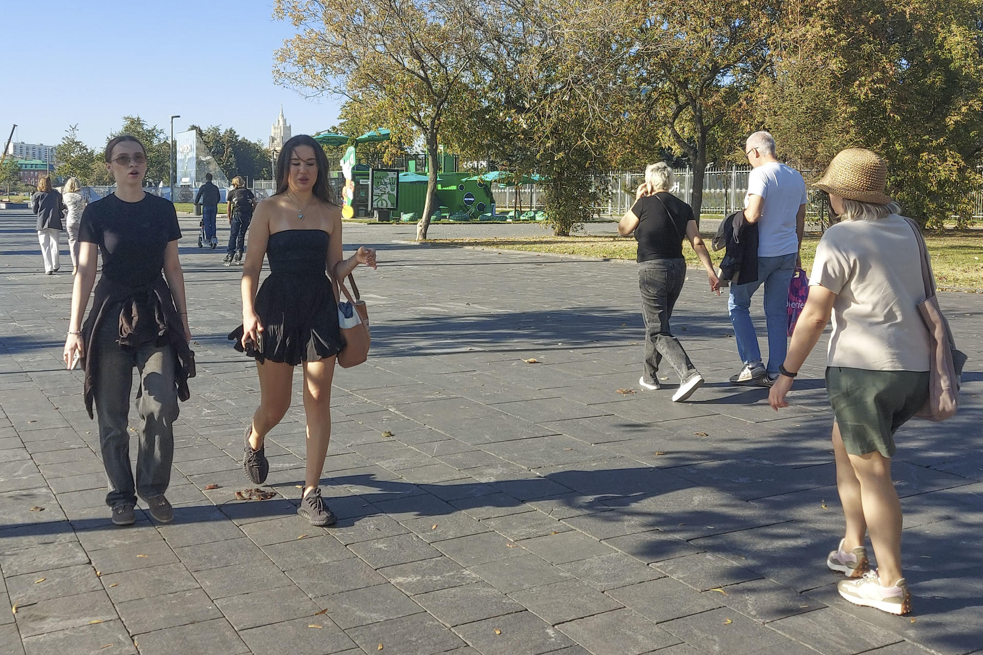 La temperatura en Moscú alcanzó este lunes los 26,2 grados centígrados, la más alta en 140 años de observación meteorológica.Hasta el día de hoy, la temperatura récord había sido alcanzada en 2018, con 26,1 grados. EFE/ Fernando Salcines